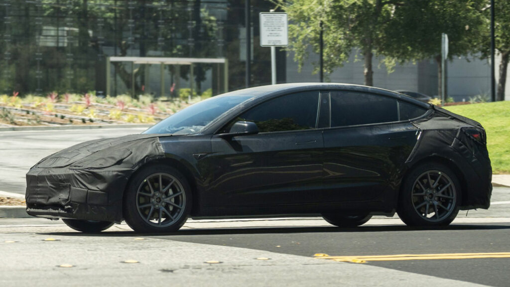 Spårat Tesla Model 3 i en parkeringsplats (AI text)