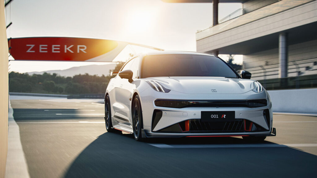 En vit Zeker Evo kör på en bana. (AI text)