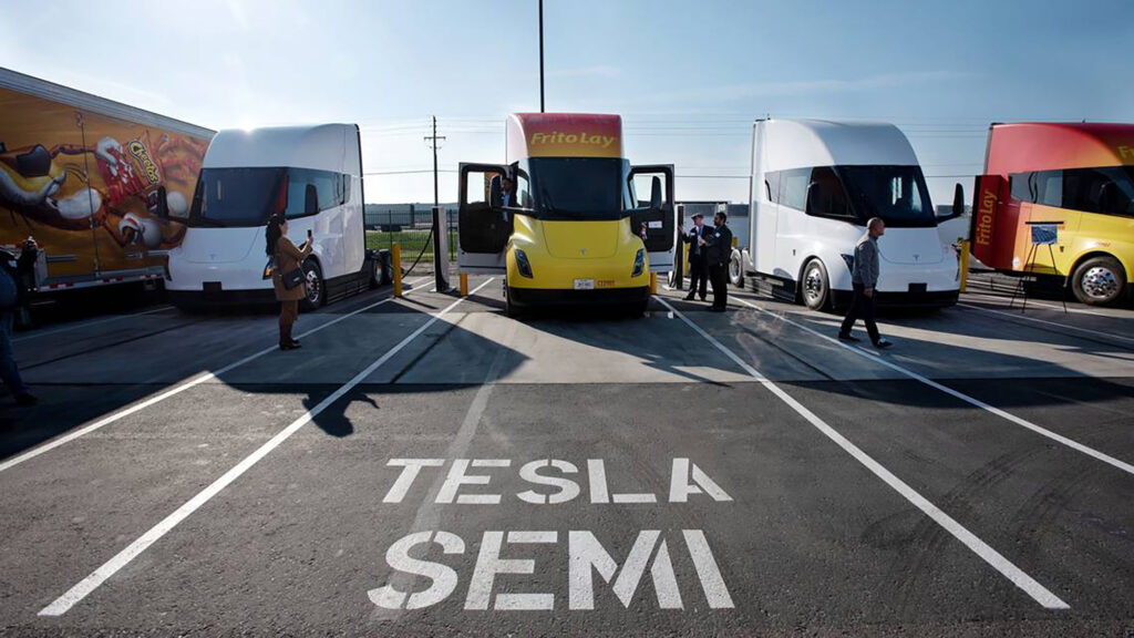 Tesla Semi-trucks parkerade i en parkeringsplats (AI text)