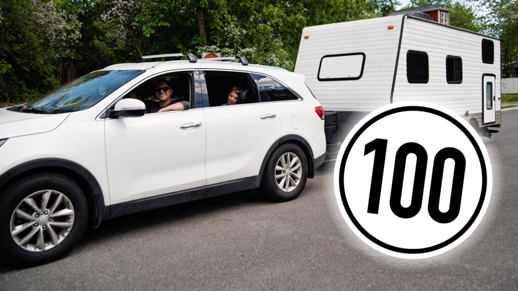 En bil med en släpvagn bakom sig (AI text)