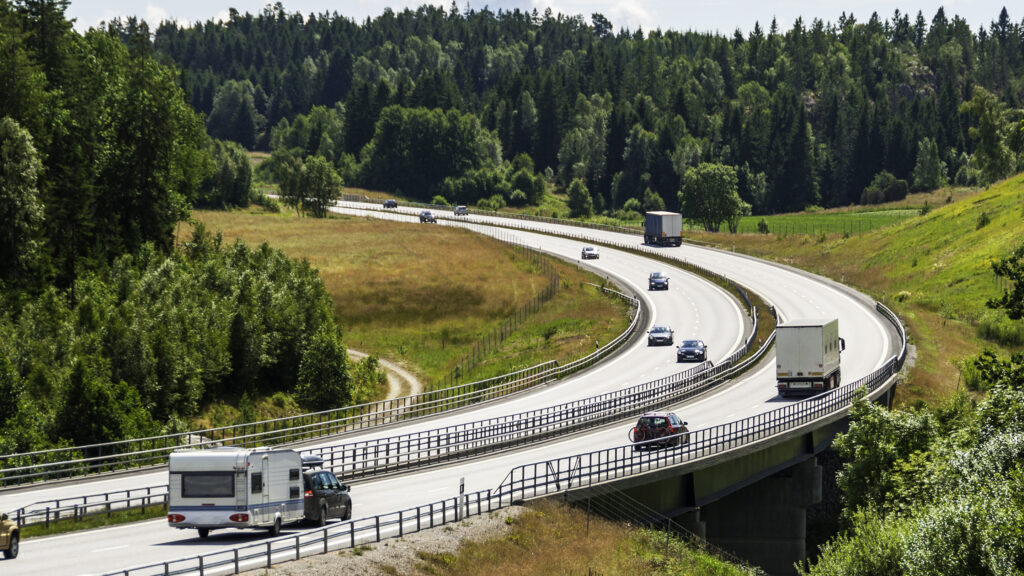 En väg med bilar på den. (AI text)