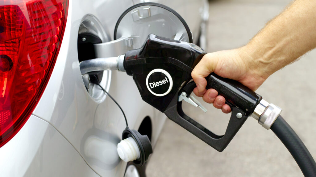 En man fyller på sin bil med bränsle. (AI text)