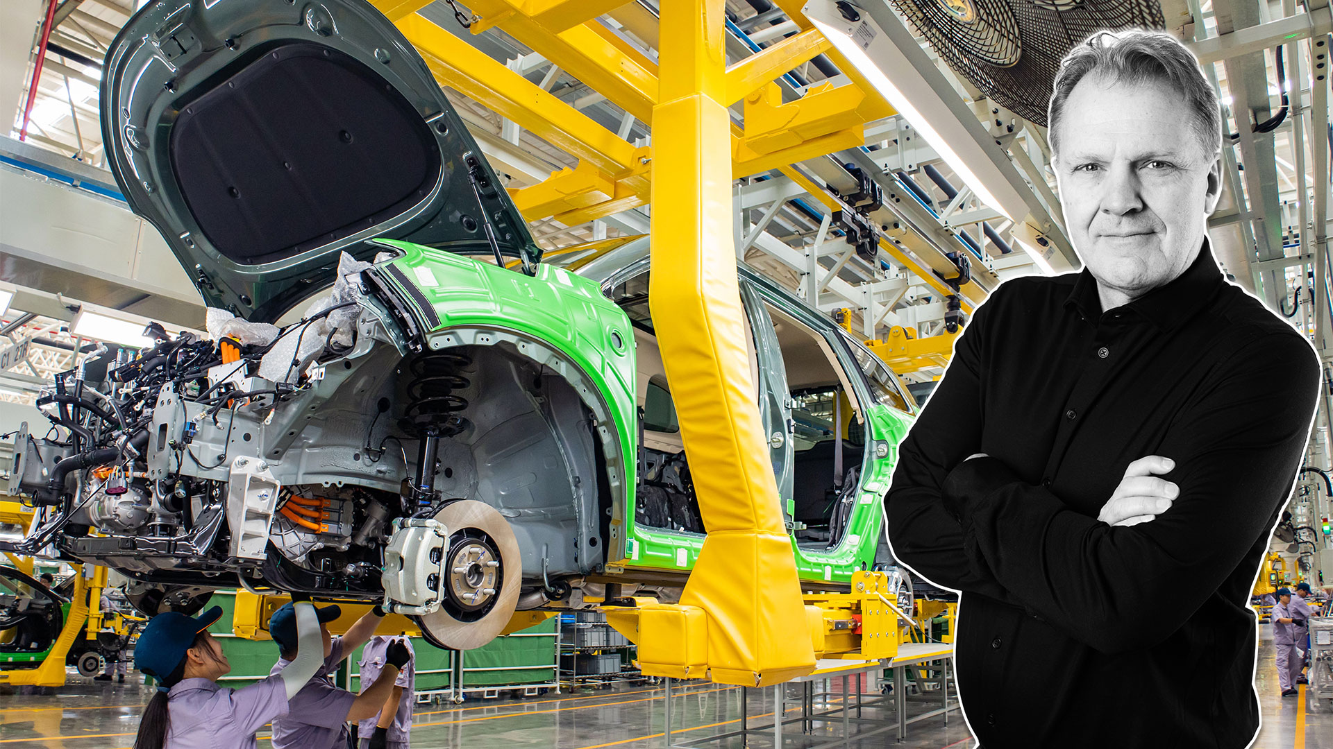 En man står framför en bilmontagebana. (AI text)