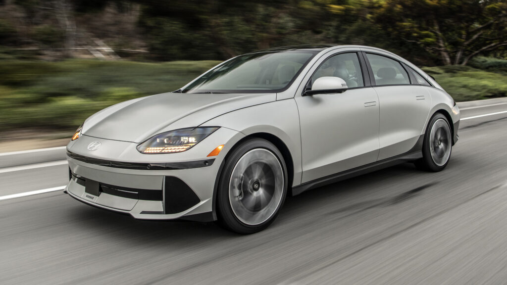 Volkswagen e-Tron kör längs vägen. (AI text)