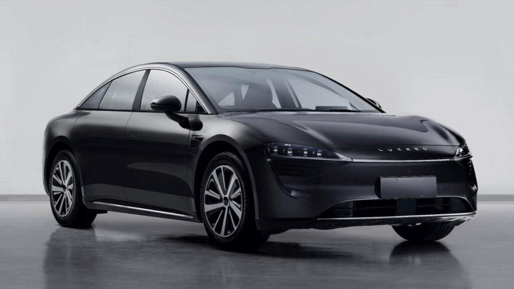 En svart bil i en vit rum. (AI text)