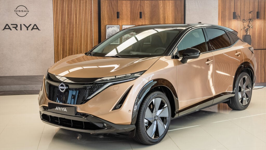 En Nissan C-R SUV i en showrum (AI text)