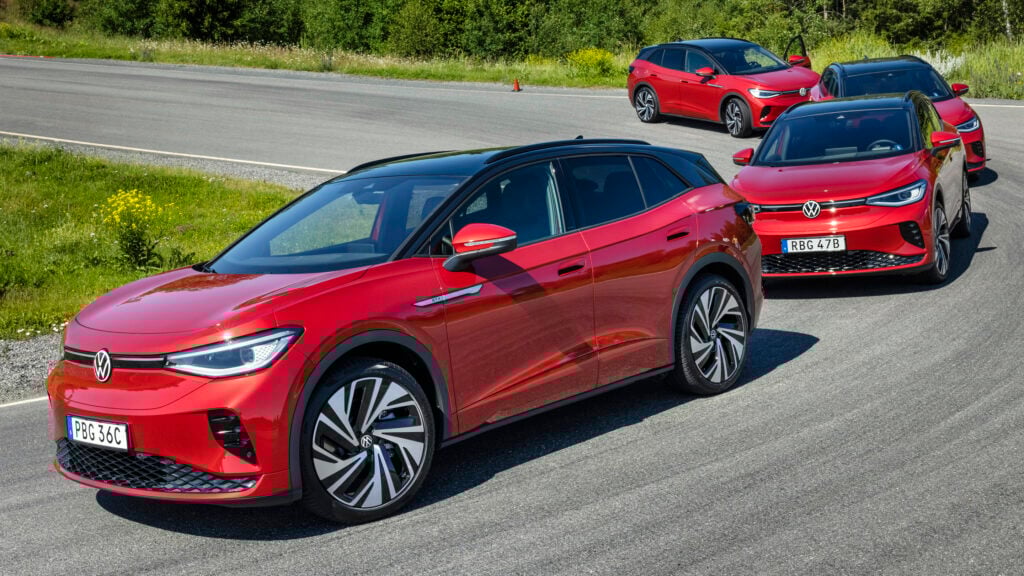 Volkswagen e-Tron kör på en väg. (AI text)