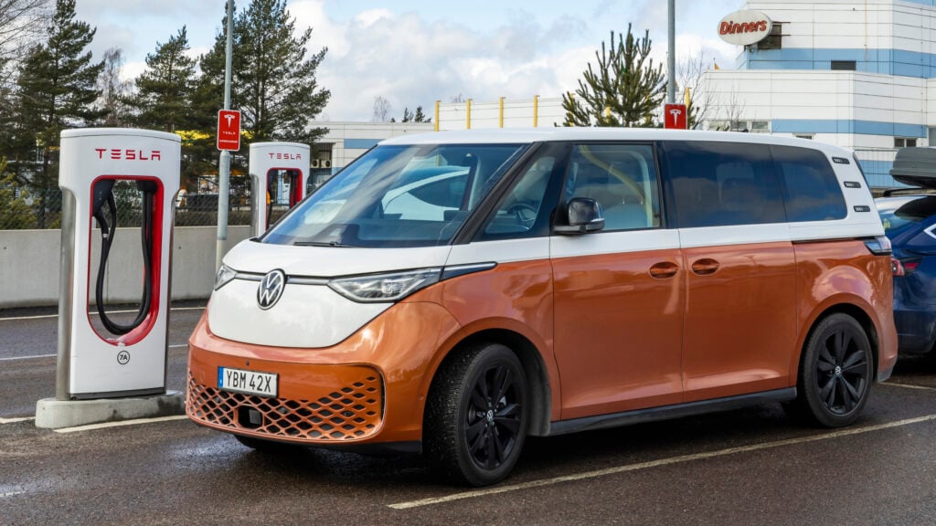 En VW e-Tron parkerad vid en laddstation. (AI text)