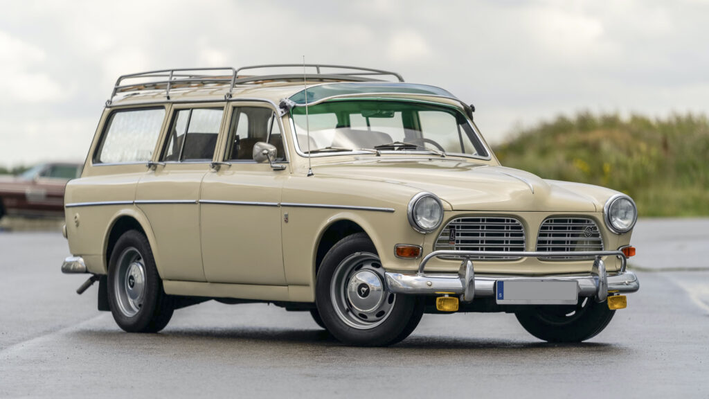 En Volvo S40 parkerad vid vägkanten. (AI text)