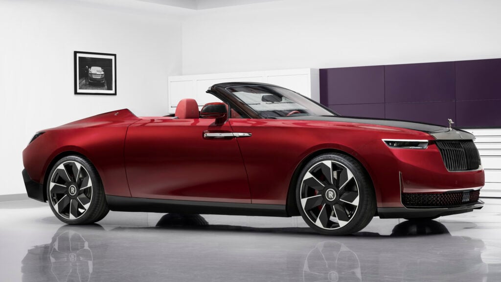 Rolls-Royce konvertibeln parkerad i garaget (AI text)