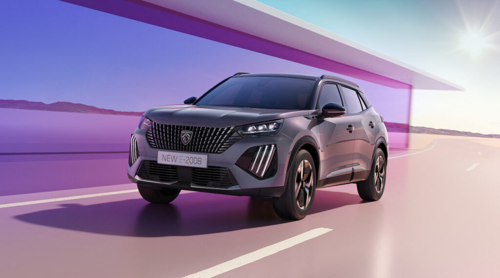 En svart SUV kör ner en väg. (AI text)