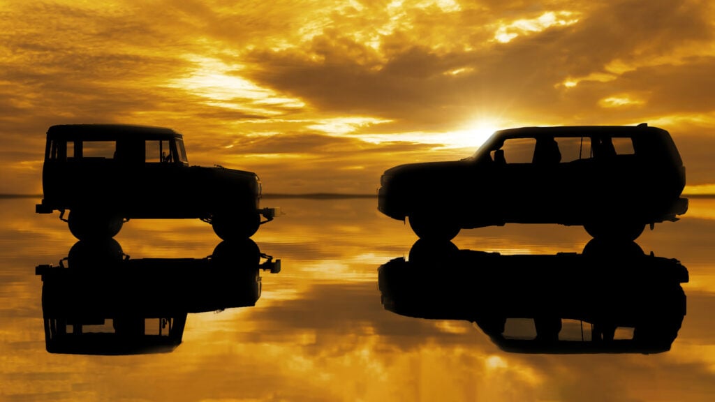 En jeep och en jeep i öknen. (AI text)