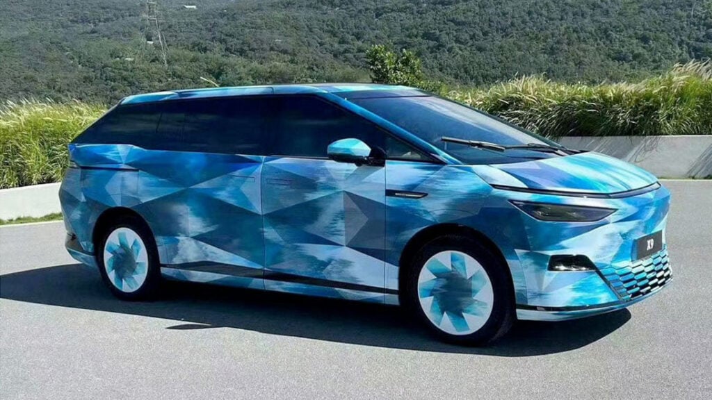 En bil i blått och vitt med ett blått och vitt mönster. (AI text)