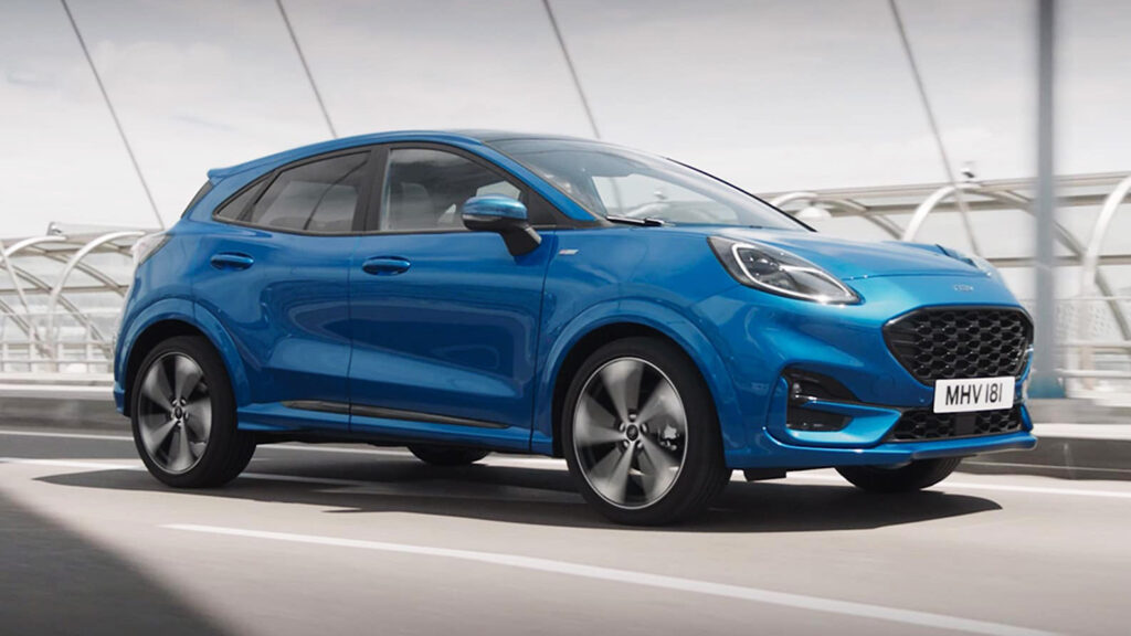 En blå bil kör över en bro. (AI text)