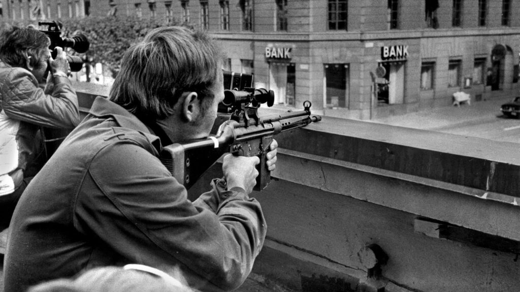 En grupp personer tar bilder av en bil. (AI text)