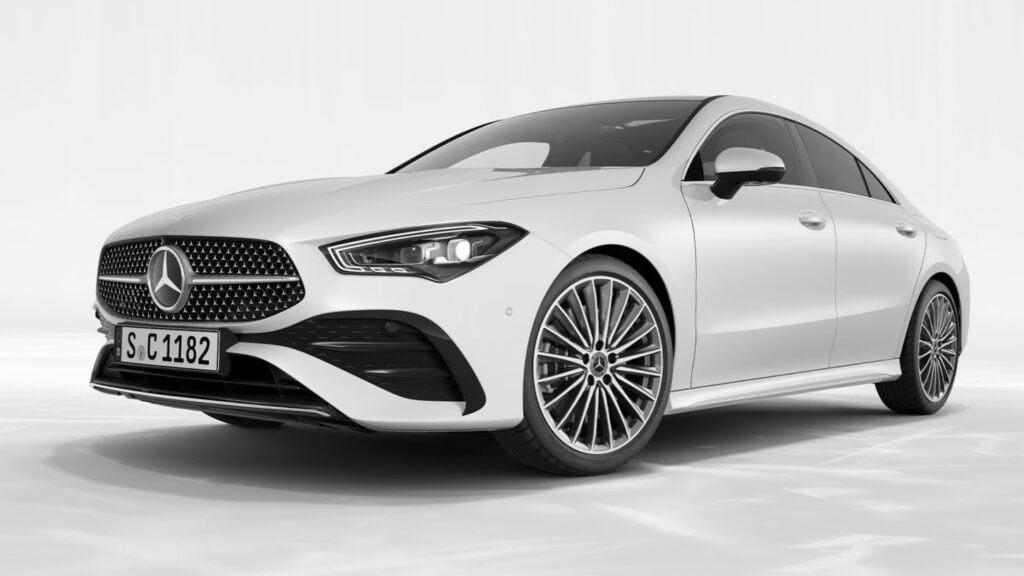 Mercedes-Benz CLA 250 - klassisk sedan i vitt (AI text)