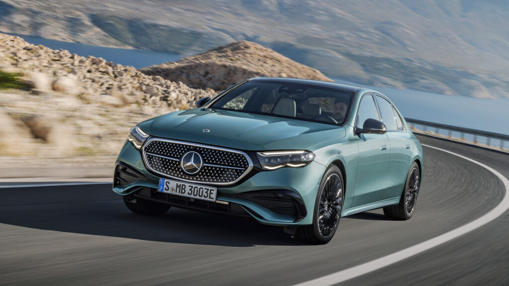 Mercedes E-klassen kör nerför en bergsväg. (AI text)