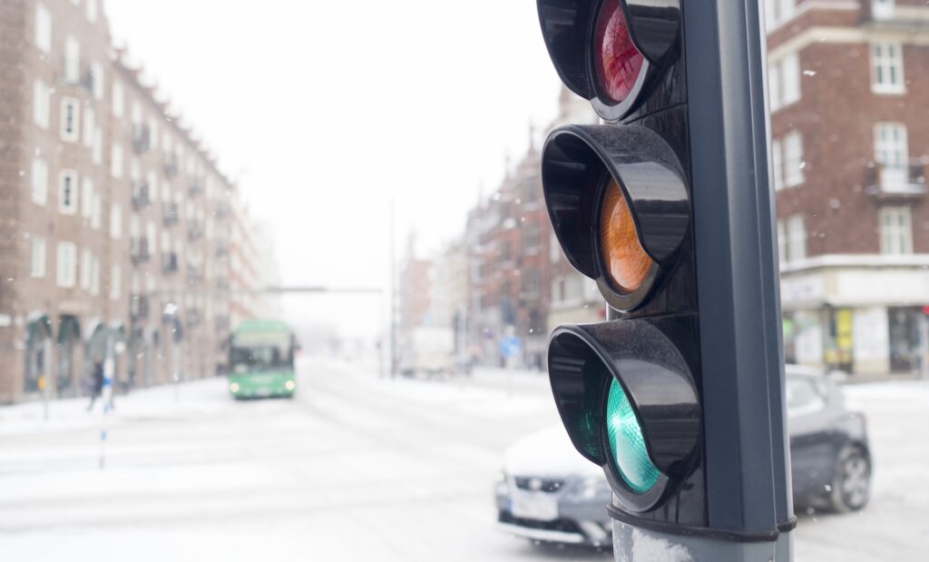 En trafikolycka i snön (AI text)