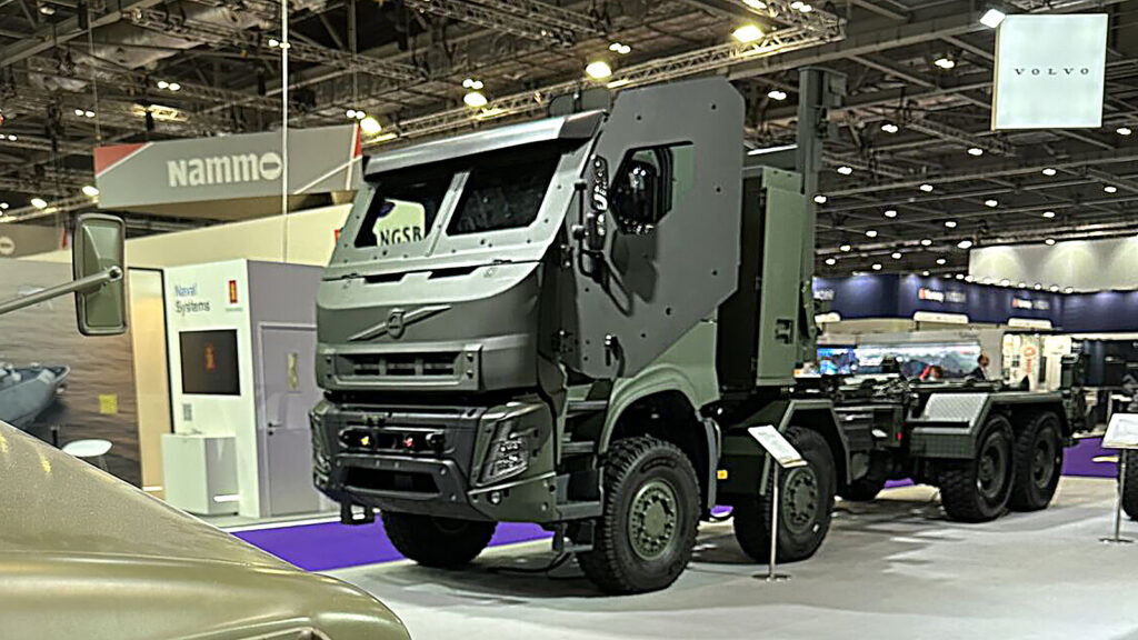En militär lastbil visas upp på London Truck Show. (AI text)