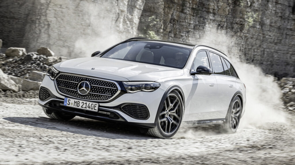 Mercedes GLS-klassen kör nedför en grusväg. (AI text)