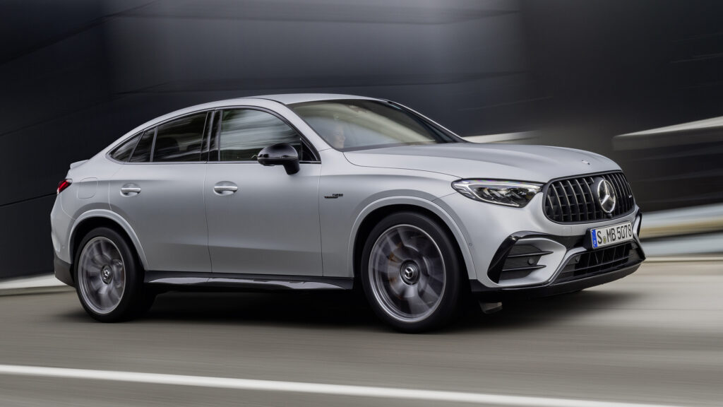 Mercedes-Benz GLC coupén kör längs vägen. (AI text)