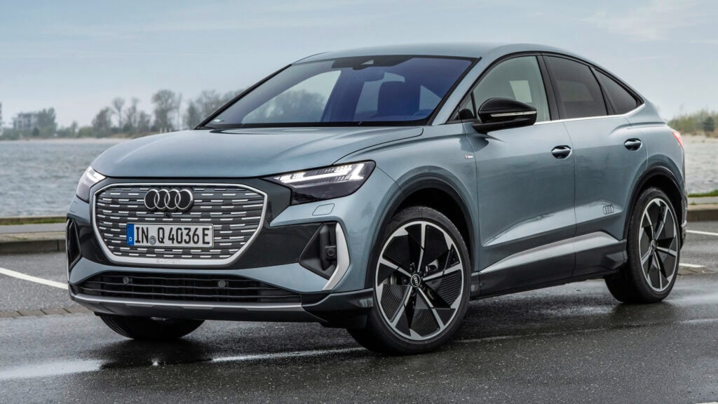 Audi e-tron står parkerad på en blöt väg. (AI text)
