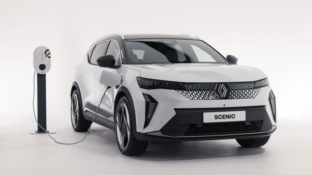 En vit fyrhjuling parkerad framför en laddstation. (AI text)