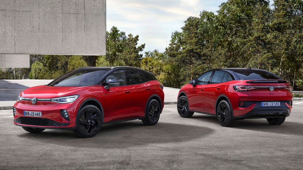 En röd SUV parkerad framför ett byggnad. (AI text)