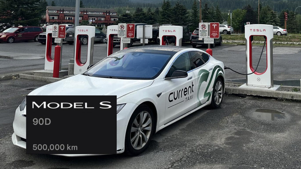 En Tesla Model S parkerad vid en laddstation. (AI text)