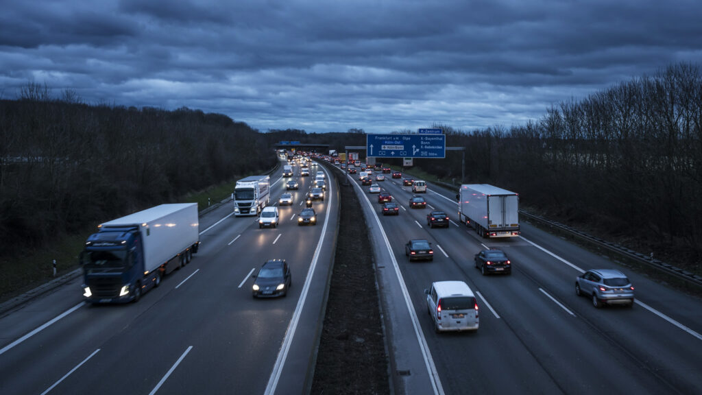 En trafikstockning på en motorväg på natten (AI text)