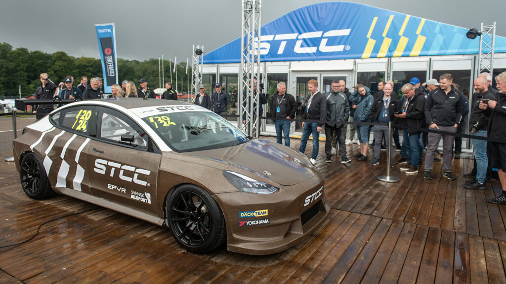 En racebil står parkerad på en racerbana. (AI text)