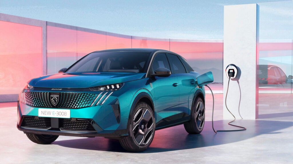 En blå elbil laddar på en laddstation. (AI text)