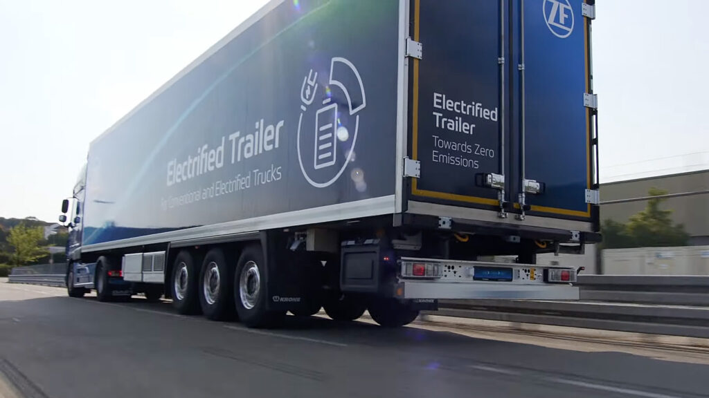 En lastbil kör nerför en motorväg. (AI text)