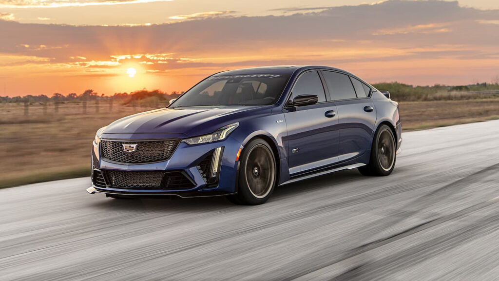 2020 Cadillac CTS kör längs en väg vid solnedgången. (AI text)