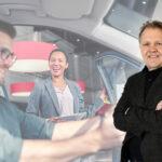 En man och en kvinna står framför en bil. (AI text)