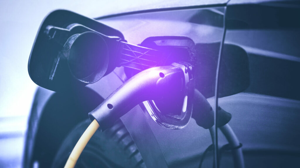 En bil är uppkopplad till en elladdare. (AI text)