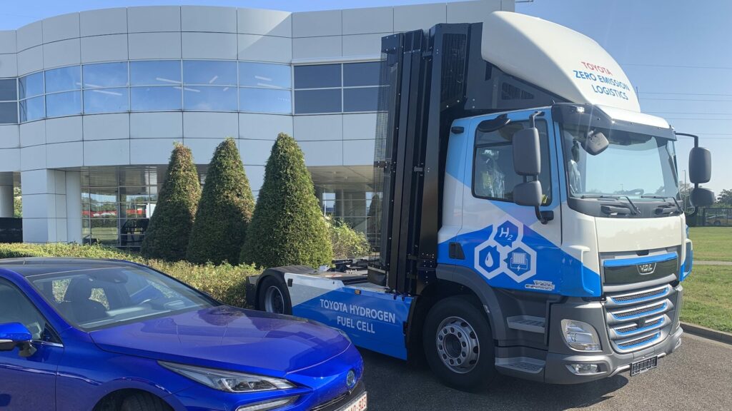 En blå Ford F-150 tdi-lastbil parkerad framför ett byggnad. (AI text)