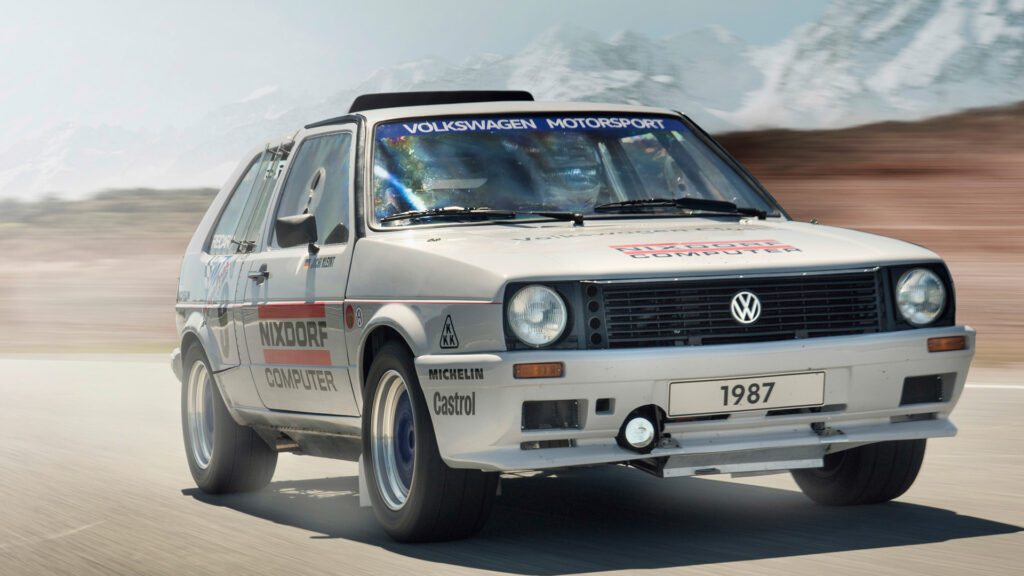 En Volkswagen Golf kör på en bergsväg. (AI text)