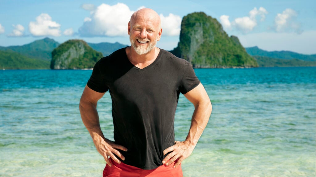 En man står på en strand. (AI text)