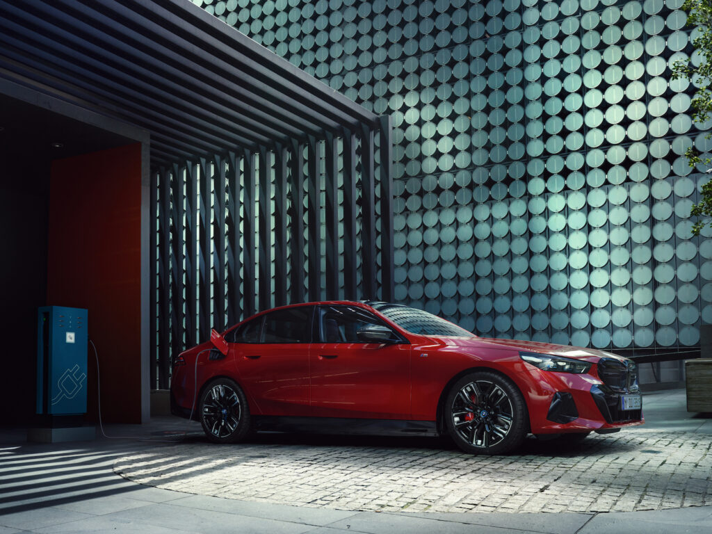 BMW M-serien parkerad framför ett byggnad (AI text)