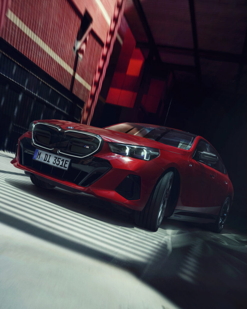 BMW 7-serien sedan parkerad i en mörk garage (AI text)