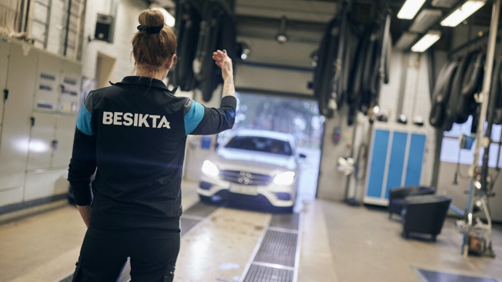 En kvinna står i en garage. (AI text)