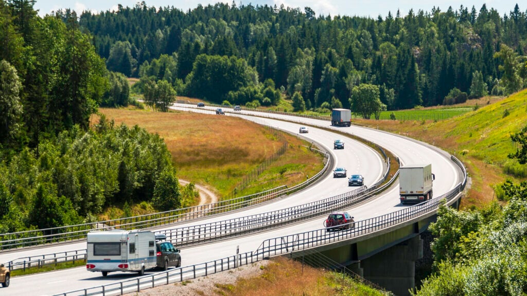 En väg med bilar på den. (AI text)