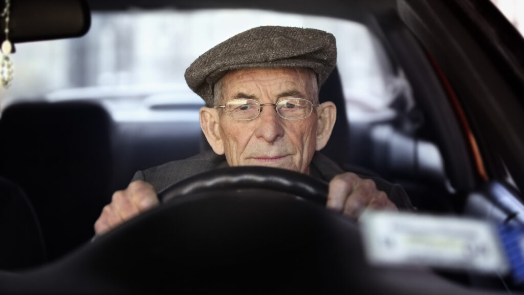 En man kör en bil. (AI text)