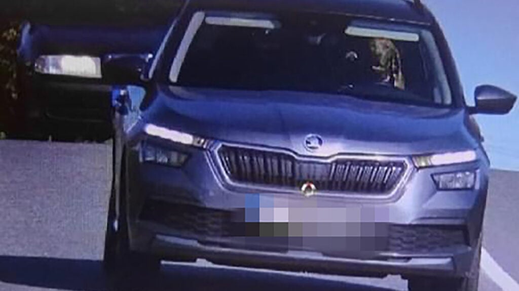 En Skoda Savana körs längs en väg. (AI text)