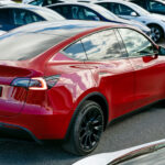En grupp Tesla Model S bilar parkerade i en parkeringsplats. (AI text)