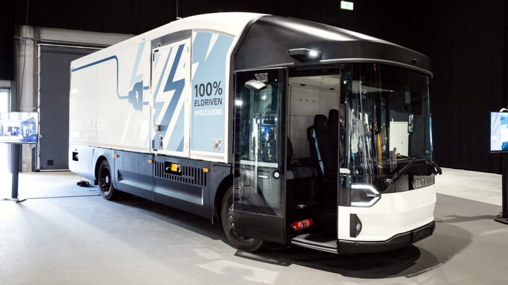 En lastbil står parkerad i ett museum. (AI text)