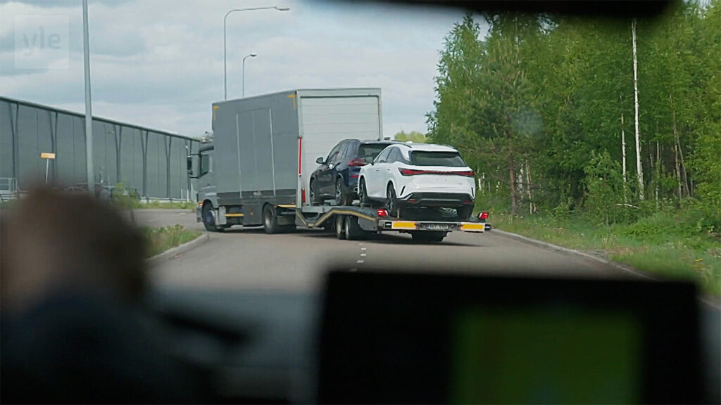 En bil kör nedför en väg. (AI text)