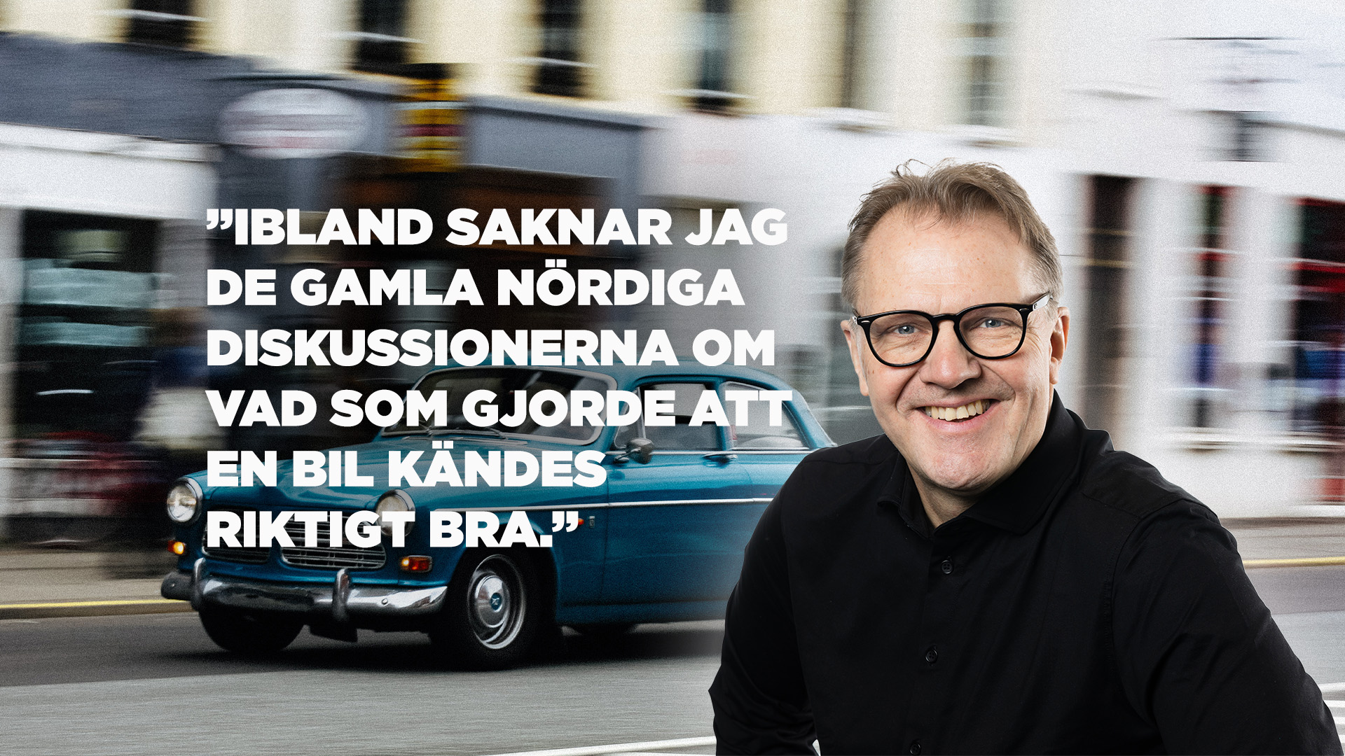 En man i en bil med en citat. (AI text)