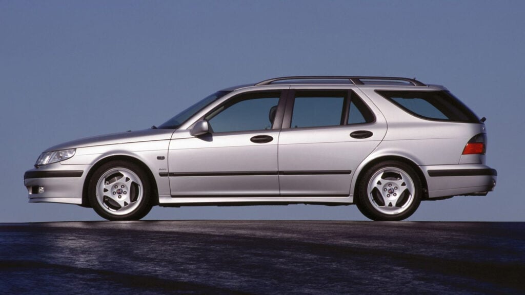 En silverfärgad bil parkerad vid en gata. (AI text)